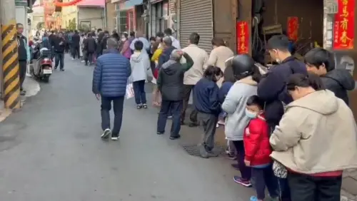 ▲柯文哲尚未到場時，廟前已排成人龍。（圖／江和樹提供，2026.02.21）