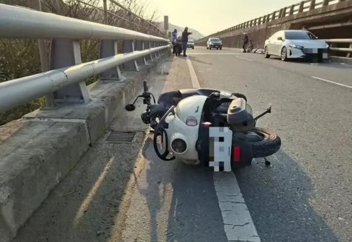 疑似自撞！西濱公路護欄留下擦痕　22歲女騎士連人倒臥邊身亡