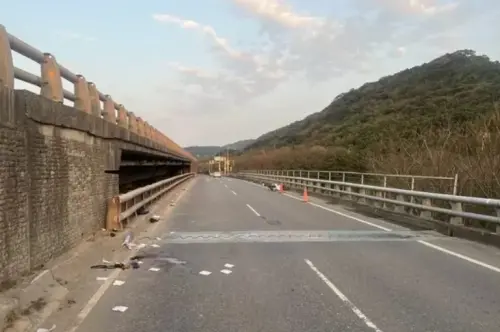 ▲20日林口台15線女騎士自撞護欄倒地，送醫不治，現場無他車撞擊跡象，原因待查。（圖／翻攝畫面）