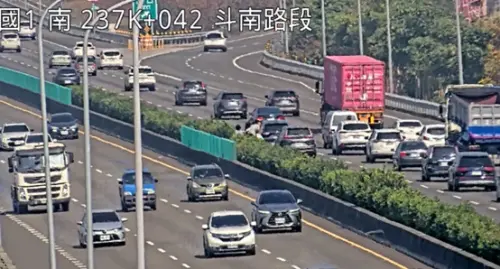 ▲國1北向236.4公里處發生2輛小客車追撞事故。（圖／高速公路局提供）