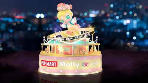 ▲西門町展區主燈為 8 公尺高的「Baby Molly」，角色換上馬年造型背帶褲，在旋轉木馬主題樂園中遨遊。（圖／台北燈節官網）