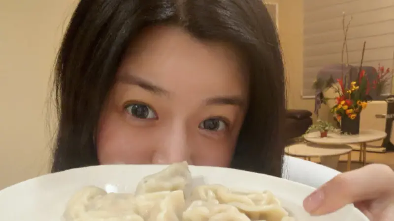 陳妍希離婚回台灣過年！大素顏吃水餃模樣曝光　根本是女高中生