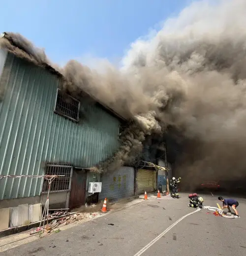 快訊／嘉義醫院附近鐵皮屋爆大火　工廠濃煙竄天驚悚畫面曝
