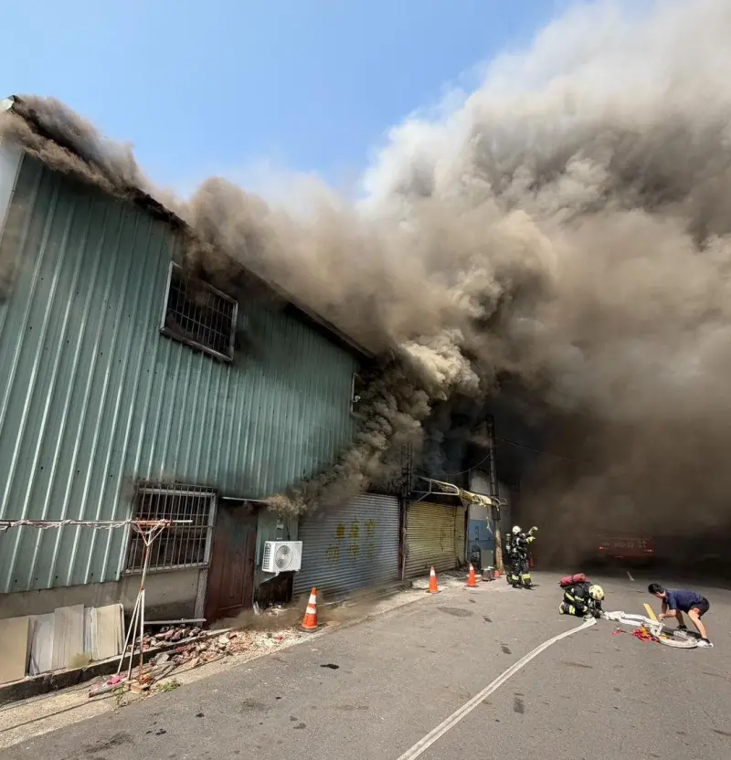 快訊／嘉義醫院附近鐵皮屋爆大火　工廠濃煙竄天驚悚畫面曝