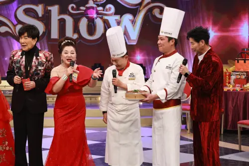 ▲白冰冰（左2）邀請阿基師（中）到節目擔任主廚，全場歌手、主持人歡聚圍爐。（圖／民視提供）