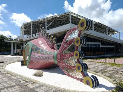 ▲口湖遊客中心裝置藝術「海將軍的頭冠」，拿下義大利A設計大獎銅牌。（圖／勞發署提供）