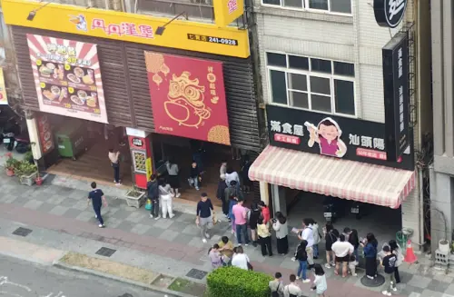 ▲丹丹漢堡今（21）日初五一開工立即就吸引大票民眾排隊搶吃，甚至一早10點各店門外就已大排長龍。（圖／翻攝自Threads）