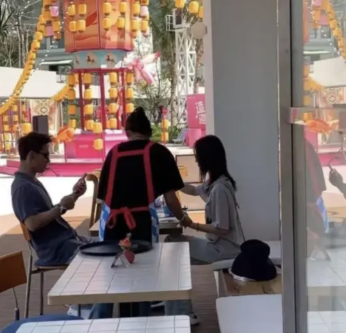 ▲吳謹言、洪堯被目擊海南島渡假。（圖／翻攝自小紅書）