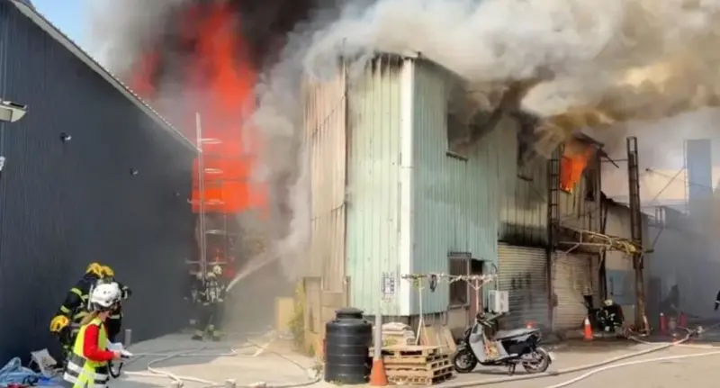 嘉義倉庫大火！百萬賓士來不及移走　慘被燒成焦黑廢鐵