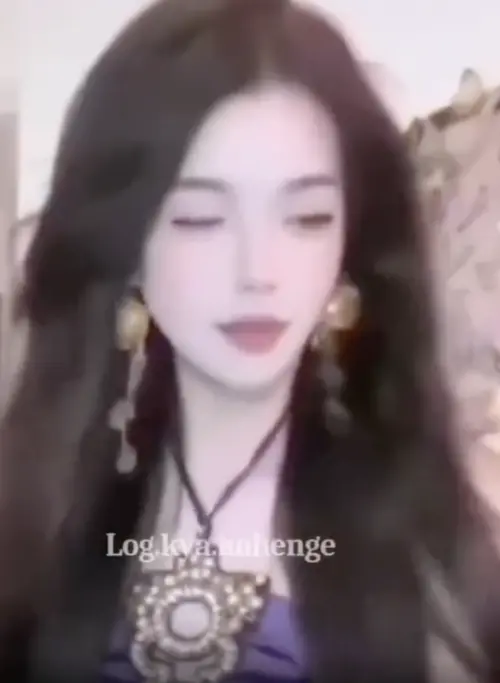 ▲中國一名美妝網紅直播中濾鏡突然失效。（圖／翻攝自Threads）