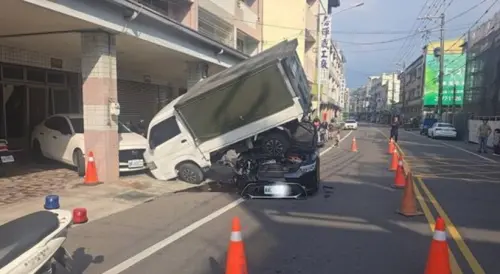 ▲21日大年初五東勢發生一起離奇車禍，自小客撞翻貨車壓車頂，駕駛僅擦傷，妻子則受到受驚。（圖／翻攝畫面）