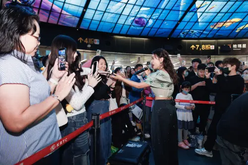 ▲丁噹為4月在高雄的演唱會，提前先到捷運站開唱暖身。（圖／相信音樂提供）