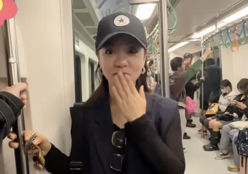 丁噹零偽裝搭高雄捷運、當導遊！乘客全在滑手機　竟完全沒人發現

