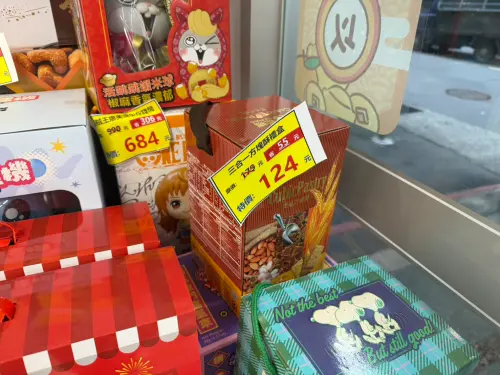 ▲全家禮盒6.9折出清，三合一方塊酥禮盒只要124元。（圖／記者黃韻文攝）