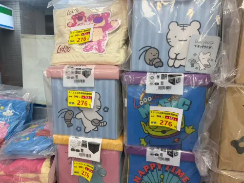 ▲原價399元福袋包括摺疊置物箱款、鋪棉包，打折後只要276元。（圖／記者黃韻文攝）