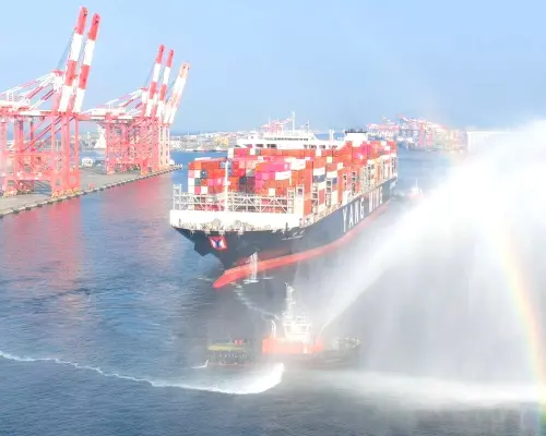 ▲陽明海運公司所屬連明號貨櫃輪首航高雄港，高雄港務分公司以拖船噴水方式來迎接。(圖／高雄港務分公司提供)