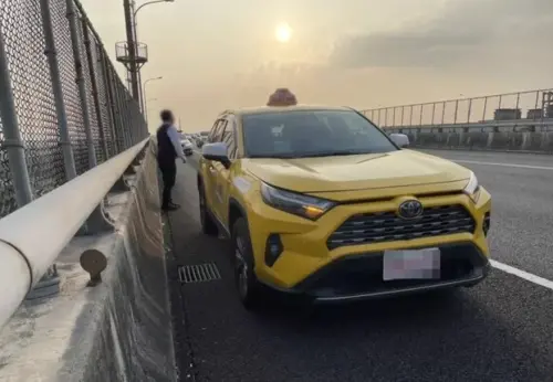 五楊高架橋意外！男搭小黃突失控下車　翻越護欄自8層樓高處墜地
