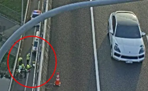 ▲21日五楊高架墜橋案，35歲男搭計程車時情緒失控，竟翻越高架護欄墜落，送林口長庚搶救仍不治，原因待查。（圖／翻攝畫面）