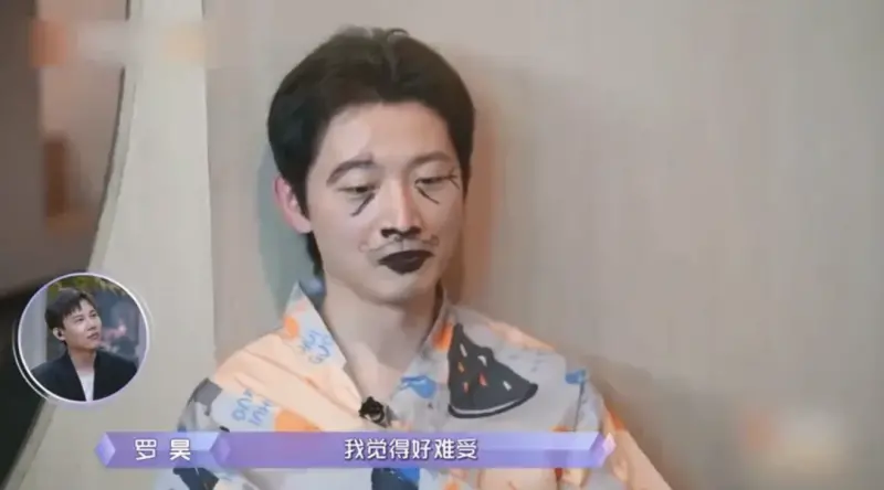 昔被周揚青畫鬼臉分手！總裁前男友突發女裝照　長髮美甲全網看傻