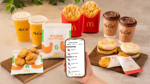 ▲麥當勞推出「一起挺優惠券」，有7大飲品買一送一，還有薯餅、滿福堡兩件只要59元起，單人套餐101元起。（圖／麥當勞提供www.mcdonalds.com/tw/）