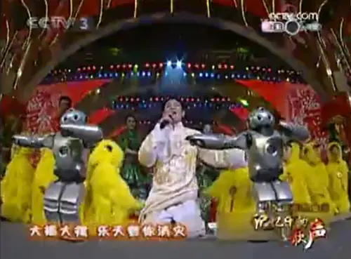 ▲▼劉德華唱到中段時，前方出現兩隻小型機器人，它們做出半蹲、起身、揮舞雙手等動作，還能模擬真人隨音樂做出身體律動。（圖／ CCTV 中文臉書）