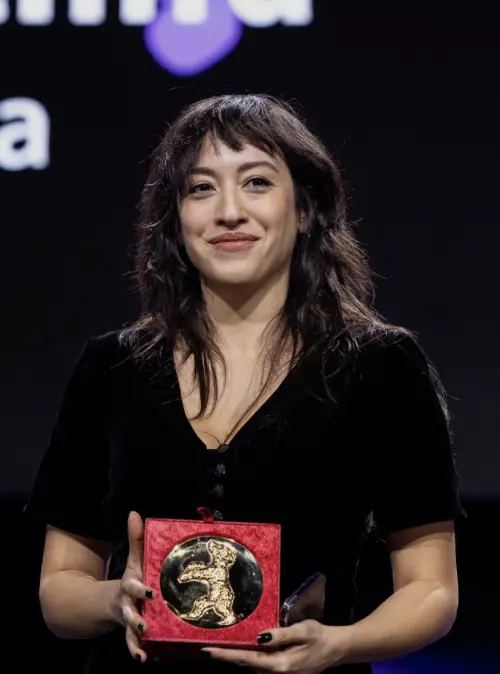 ▲瑪莉羅斯奧斯塔得到短片金熊獎，大力為巴勒斯坦與黎巴嫩的孩子們請命，砲轟以色列。（圖／摘自 IG@berlinale）