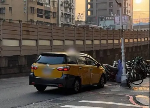 ▲北市大同22日清晨計程車遭搶，整車被嫌開走，警方成立專案小組追查，已於三重尋獲車輛，鎖定2嫌偵辦中。（圖／翻攝畫面）