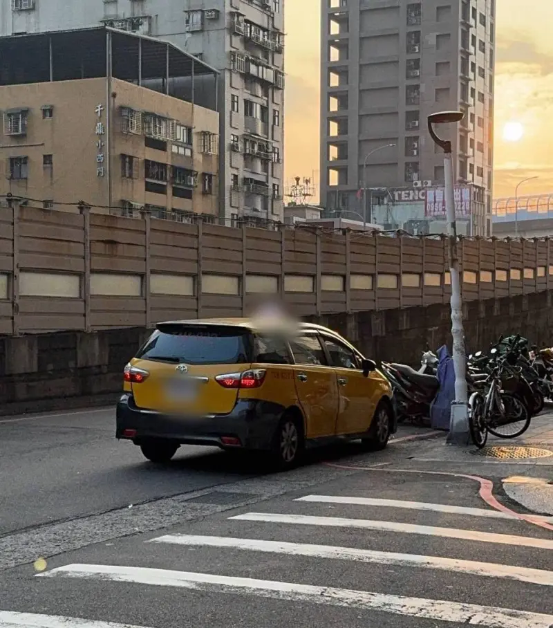 人財兩失！基隆攔車南下遭乘客持刀洗劫　小黃司機車、錢全沒了