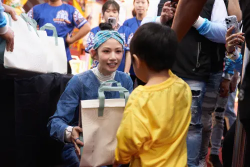 ▲李千娜準備100份來自龍山寺老字號、擁有80年歷史的紅龜粿，近距離親送給屏東的鄉親朋友。（圖／劇樂蹦娛樂提供）