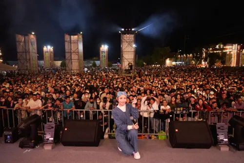 ▲李千娜現身屏東麟洛百年「王爺奶奶回娘家」盛典，分享過年儀式感，認為過年不是過節而是回家。（圖／劇樂蹦娛樂提供）