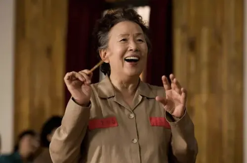 ▲奶奶一角在《美麗的聲音》（如圖）有比台灣版《陽光女子合唱團》更殘酷的結局，讓不少觀眾看了更想掉眼淚。（圖／摘自IMDb）