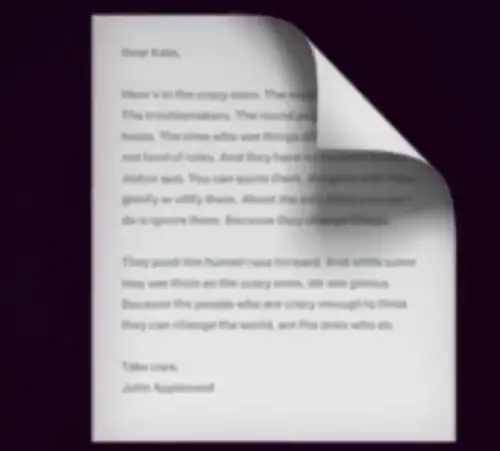 ▲將iPhone的「頁面朝上」Emoji放大之後，可以看出它是一封信件，內容則是賈伯斯回歸蘋果時的經典廣告台詞。（圖／翻攝畫面）