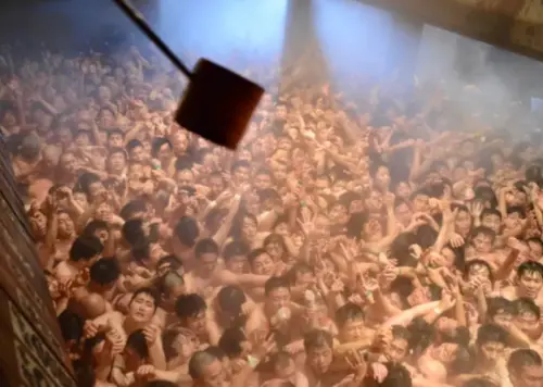 日本西大寺裸男祭出意外！眾男搶這根「神棍」　3人失去意識
