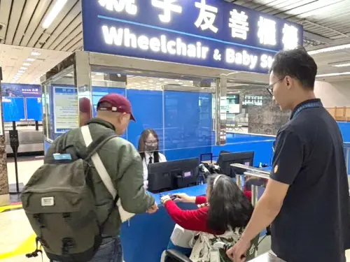 享受貼心的通關體驗！移民署在高雄機場設親子友善櫃檯及自動查驗
