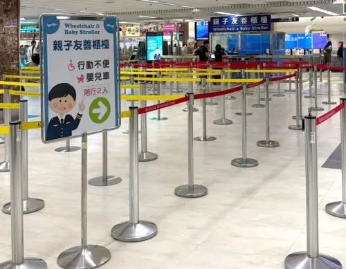 ▲移民署國境事務大隊高雄機場國境事務隊在高雄機場，設置親子友善櫃檯及自動查驗通關閘道。(圖／移民署高雄機場國境事務隊提供)