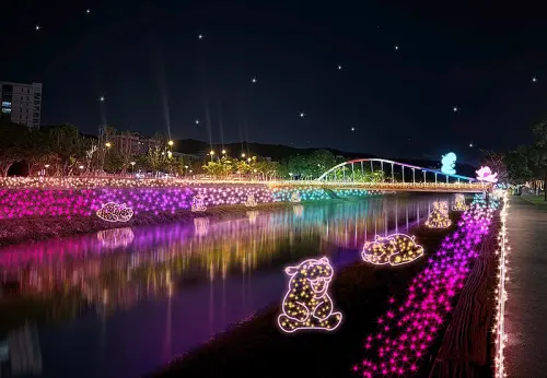 ▲2026 桃園燈會「南崁溪水岸」展區的燈座（圖／翻攝2026 桃園燈會官網https://2026taoyuanlanternfestival.tycg.tw）