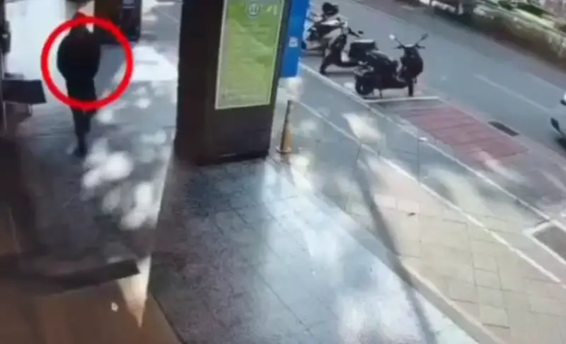 ▲兇手遭監視器捕捉犯案前於作案地點周邊反覆繞行場勘。（圖／翻攝畫面）