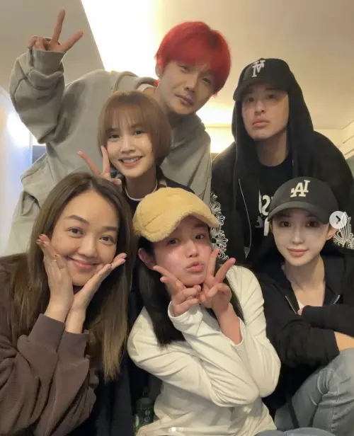 ▲陳妍希（前排中）與楊丞琳（後排左）、潘瑋柏（後排右）同框，掀起《不良笑花》回憶殺。（圖／翻攝自陳妍希IG）