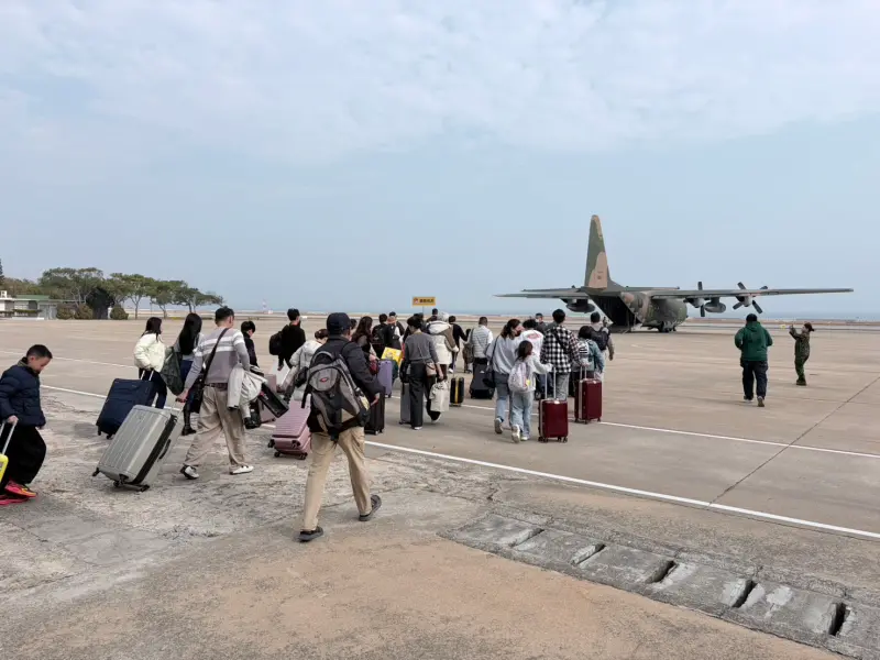 ▲今（22）日是春節連假最後一天，金門機場現場候補旅客較多，交通部民航局除協調航空公司增開4架次台北—金門加班機，亦啟動軍機疏運。（圖／民航局提供）