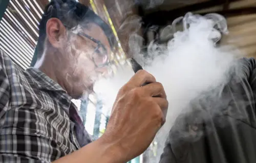 電子煙暗藏毒品危機　印尼禁毒局驗出合成大麻素籲全面禁售
