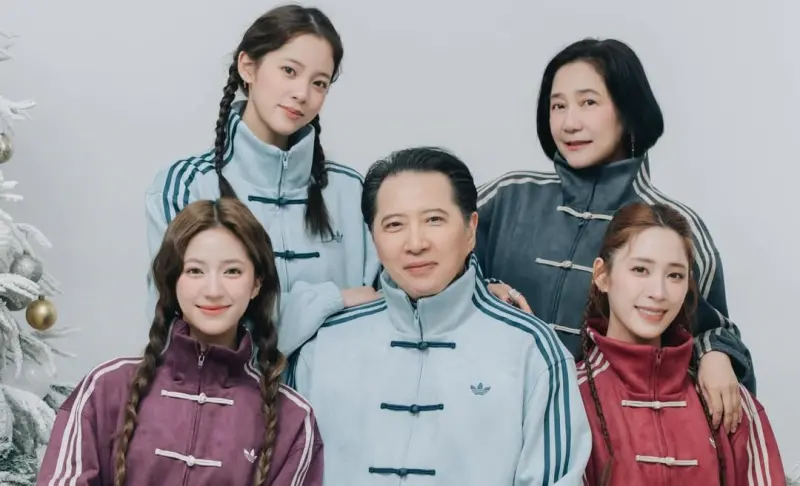 ▲歐陽妮妮（下排右）昨（21）日在IG曬出新年全家福，當外婆1年的63歲傅娟（上排右）真實近況也罕見曝光，不變美貌驚呆眾人。（圖／歐陽妮妮IG@niniouyang）