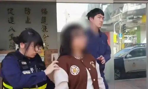 ▲22日新北中和爆發討債衝突，19歲女與現任男友持刀砍傷前男友父親與祖母，3人送醫無礙，2嫌依傷害罪送辦。（圖／翻攝畫面）