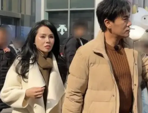 伊能靜大衣忘剪吊牌邊走邊晃！陪老公秦昊逛街出糗　被虧想退貨？
