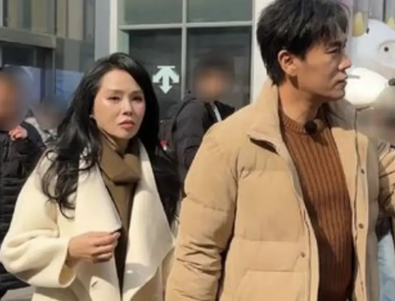 伊能靜大衣忘剪吊牌邊走邊晃!陪老公秦昊逛街出糗 被虧想退貨?