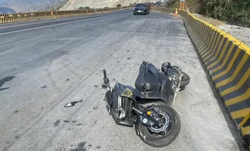 ▲高雄桃源瓦筏哈橋22日發生一起墜橋事故，68歲男騎士疑過彎失控撞護欄，墜落50米河床送醫不治。（圖／翻攝畫面）