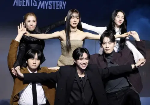 ▲金度勳（下排中）拍比星星大合照時，遭疑吃Karina（上排右）豆腐，（圖／X@kpopnews_thai）