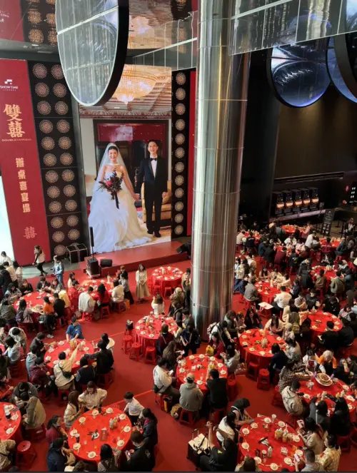 ▲《雙囍》在大巨蛋影城大廳辦桌，現場有如片中的婚宴會館重現。（圖／秀泰影城提供）
