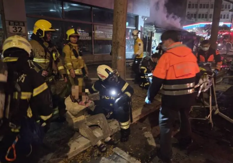 北市萬華民宅陷火海！消防出動15車67人搶救　救出受困99歲老翁