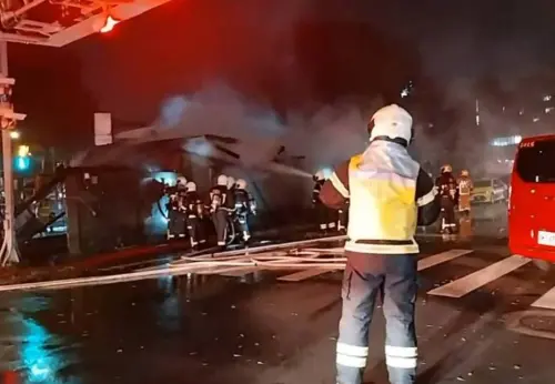 ▲北市萬華區莒光路民宅22日晚間火警，隔壁的99歲鄭姓老翁受困獲救送醫，火勢迅速撲滅，起火原因待查。（圖／翻攝畫面）