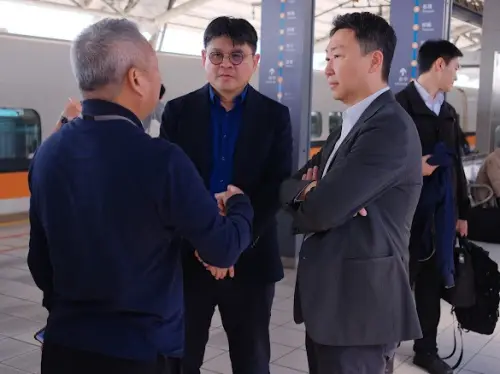 ▲交通部陳世凱部長今（22）日下午特別前往高鐵台中站前進指揮所視察，瞭解雙鐵收假日雙鐵疏運情形。（圖／交通部提供）